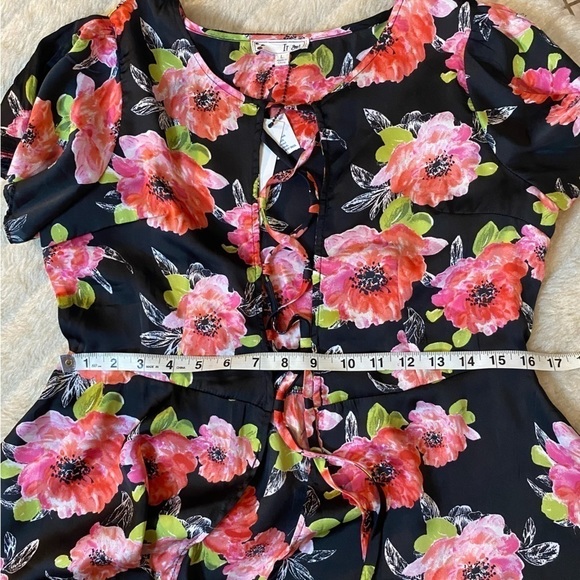 IT Girl Floral Top cut out/ open front - Picture 7 of 7